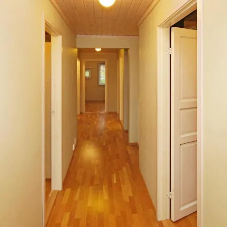 Five-bedroom In 2 Jelsa