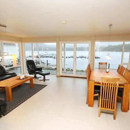 Five-bedroom In 2 Jelsa