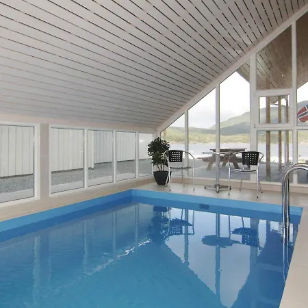 Five-bedroom In 2 Jelsa