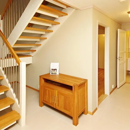 Five-bedroom In 2 Jelsa