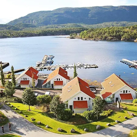 Five-bedroom In 2 Feriehus *