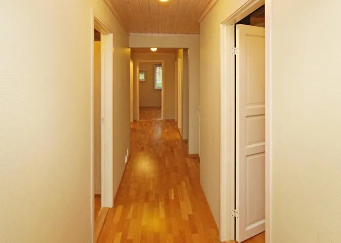 Five-bedroom In 2 Jelsa