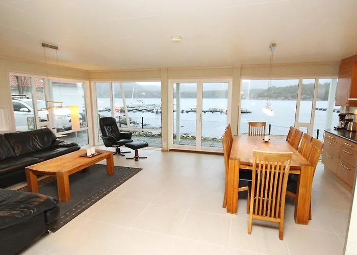 Five-bedroom In 2 Jelsa