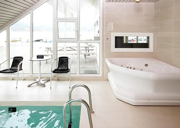 Five-bedroom In 2 Ferienhaus