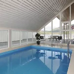 Five-bedroom In 2 Jelsa